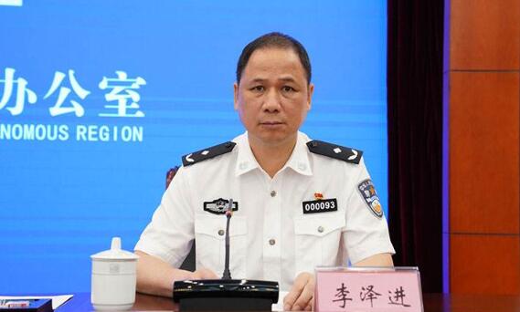 李澤進(jìn)簡(jiǎn)歷：廣西公安廳刑偵總隊(duì)總隊(duì)長(zhǎng)李澤進(jìn)，曾任來賓市副市長(zhǎng)、公安局局長(zhǎng)，北海市副市長(zhǎng)、公安局局長(zhǎng)