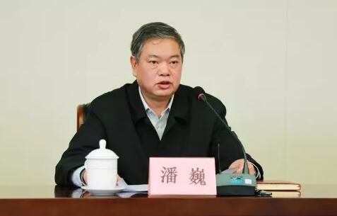 潘巍簡(jiǎn)歷：廣西政協(xié)港澳臺(tái)僑和外事委員會(huì)副主任潘巍，曾任廣西發(fā)改委黨組書(shū)記、質(zhì)監(jiān)局局長(zhǎng)、交通廳廳長(zhǎng)