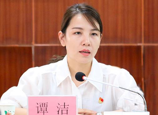 譚潔簡(jiǎn)歷：南寧市馬山縣委常委、組織部部長(zhǎng)譚潔，曾任南寧市委統(tǒng)戰(zhàn)部辦公室主任