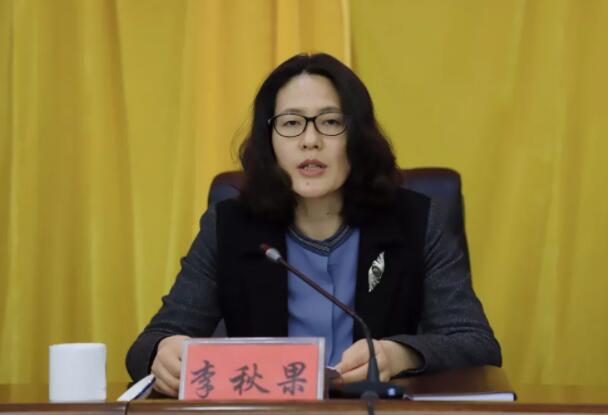 李秋果簡歷：南寧市西鄉(xiāng)塘區(qū)委書記李秋果，曾任南寧市委副秘書長、市委組織部副部長，江南區(qū)副區(qū)長