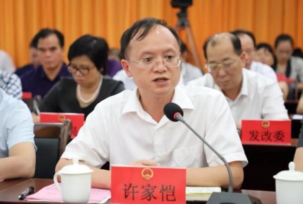 許家愷簡歷：崇左市扶綏縣委書記許家愷，曾任崇左市政府副秘書長，大新副縣長、龍州副縣長