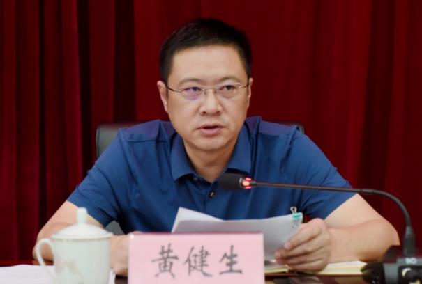 黃健生簡歷：百色市隆林縣委副書記、縣長黃健生，曾任西林縣委常委、常務(wù)副縣長，田林縣委常委、紀(jì)委書記