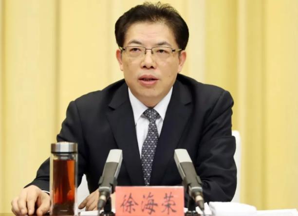 徐海榮簡(jiǎn)歷：山東省委常委、統(tǒng)戰(zhàn)部部長(zhǎng)徐海榮，曾任廣西自治區(qū)黨委常委、南寧市委書(shū)記，新疆自治區(qū)黨委常委、紀(jì)委書(shū)記，烏魯木齊市委書(shū)記，重慶市委常委、宣傳部部長(zhǎng)
