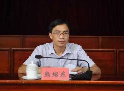 熊紹東簡歷：來賓市興賓區(qū)三級調(diào)研員熊紹東，曾任興賓區(qū)委常委、區(qū)委辦主任，忻城縣委常委、副縣長