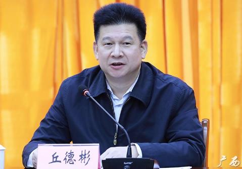丘德彬簡歷：廣西黨委統(tǒng)戰(zhàn)部副部長、工商聯(lián)黨組書記丘德彬，曾任百色市委副書記、統(tǒng)戰(zhàn)部部長